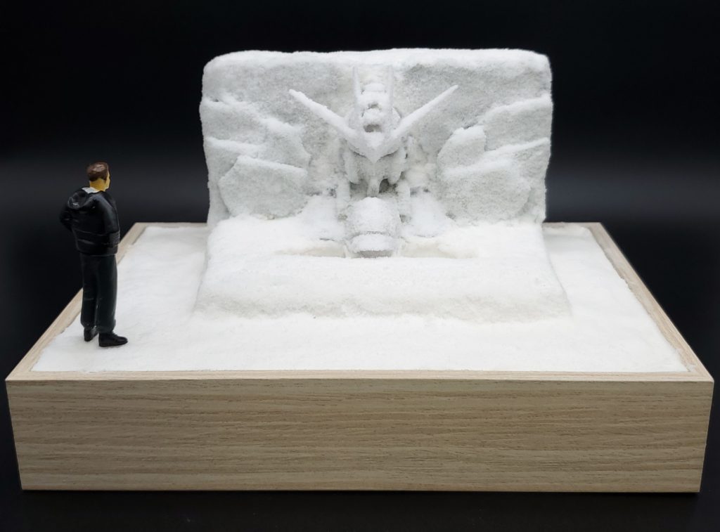 全体像はこんな感じです雪の表現は水溶きボンド+重曹を混ぜたものをひたすら塗り重ねました(後述)観客も付けてみました