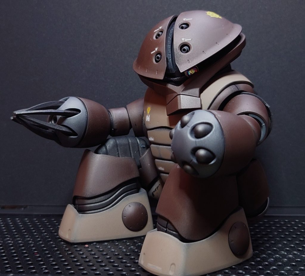 ”体育座り”させた状態。モノアイは定番のドーム。ただ、装着すると厚みが出るのでレンズはつけられず、とっぱらっちゃいます。個人的にはレンズは無いほうが好きなので問題なし。レンズをつけていないのでモノアイの位置は手軽に動かせます。レンズをはめるのであれば素のモノアイに蛍光ピンクを塗ってもイメージ変わりますよね。