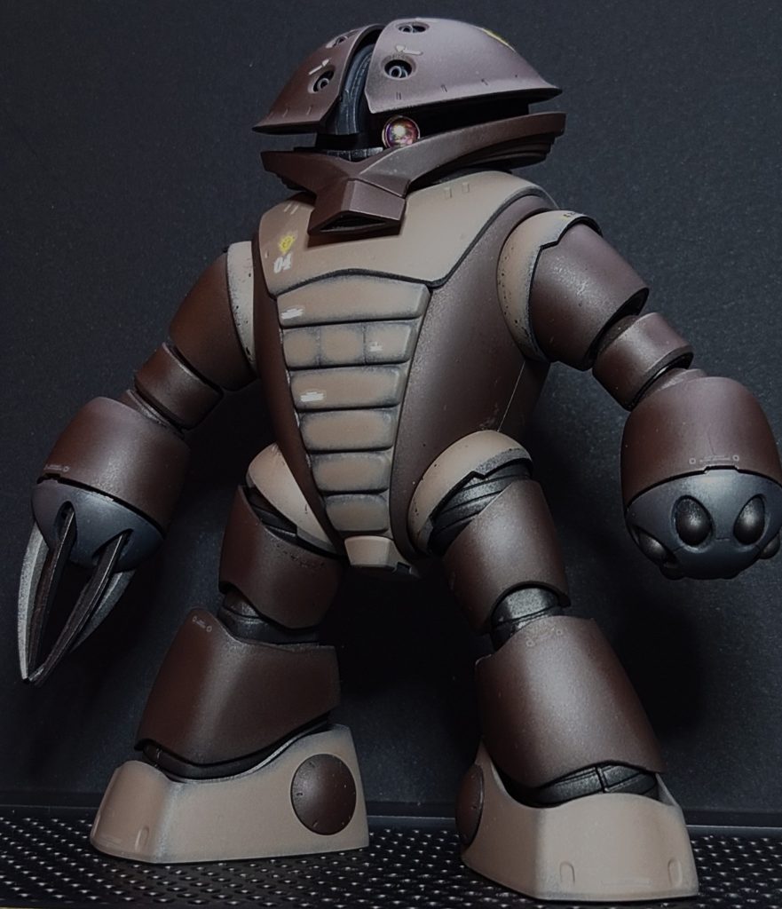 全体像。ポージングを楽しんだせいで可動部の塗装があちこちはがれてしまっていますが、見なかったことにしてください...関節のカバーが本体に埋まっているので擦れの回避が難しいキットではあります。