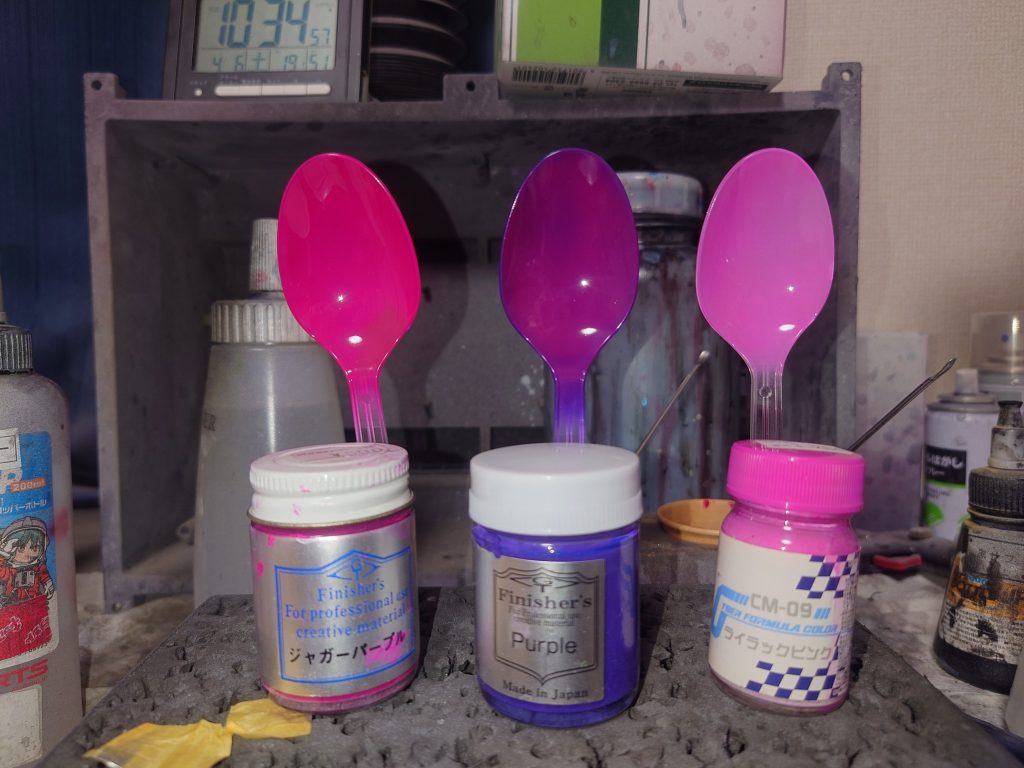 サイバーフォーミュラカラーのライラックピンクと迷いましたので、折衷案としてジャガーパープルと半々で調色することに。