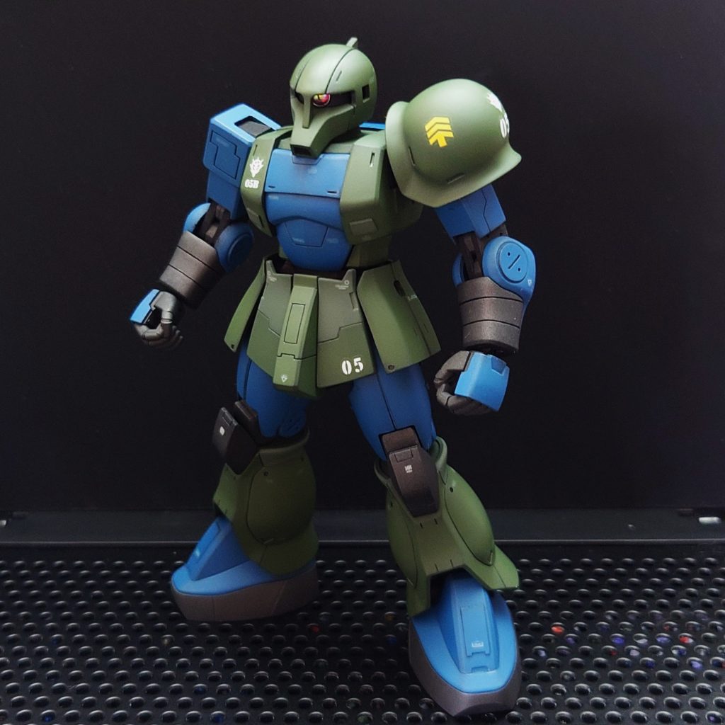 首、上腕、前腕、ひざは後ハメ加工して塗装。モノアイにはドームをいれました。