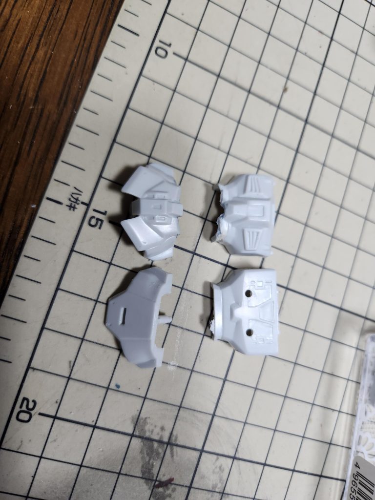 1/144でもやったのですが、元々モナカの2パーツ構成を腰で切って4パーツに。