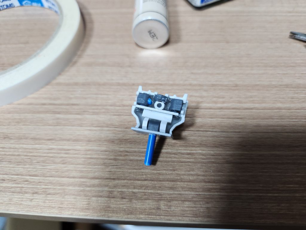 胸部にはこんな感じでポリキャップを取り付け。