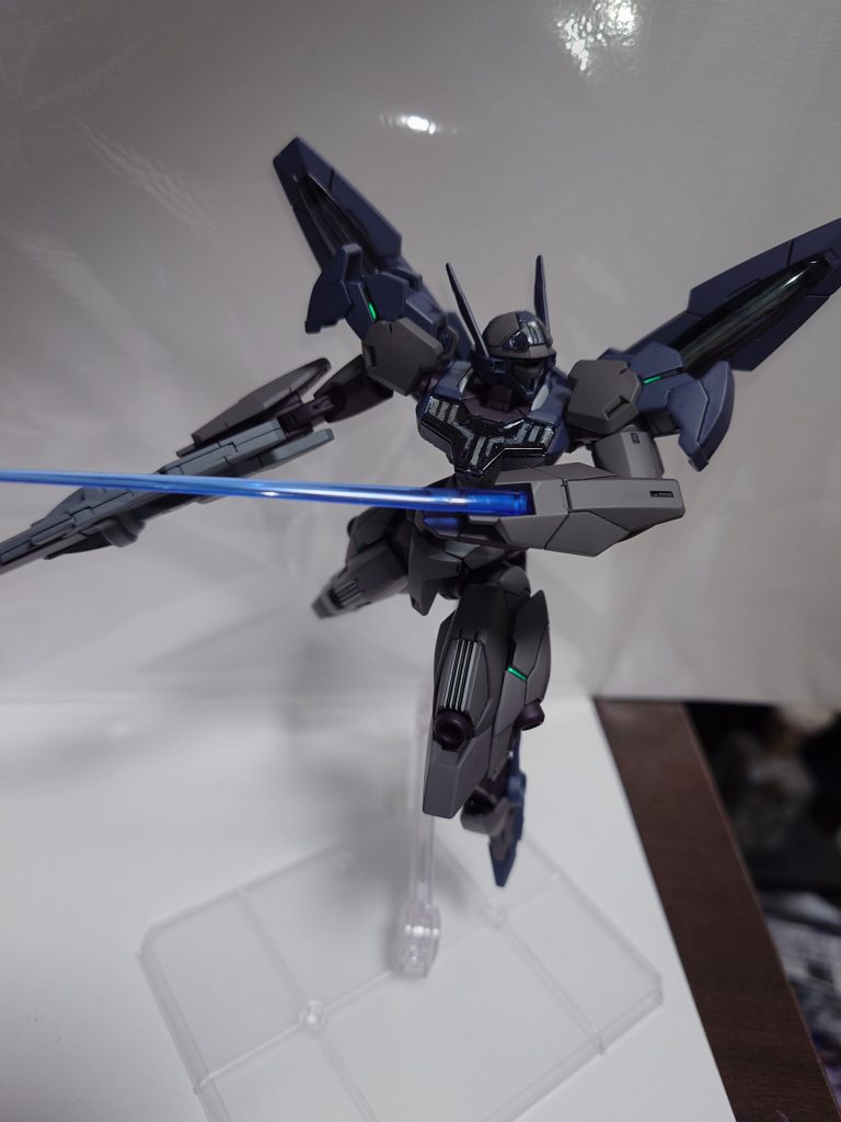 サーベル構え状態カラーリングは取説のカラーガイドを参考に塗装してますがアニメで見た時印象と少し違うかったのですが個人的には気に入っています。