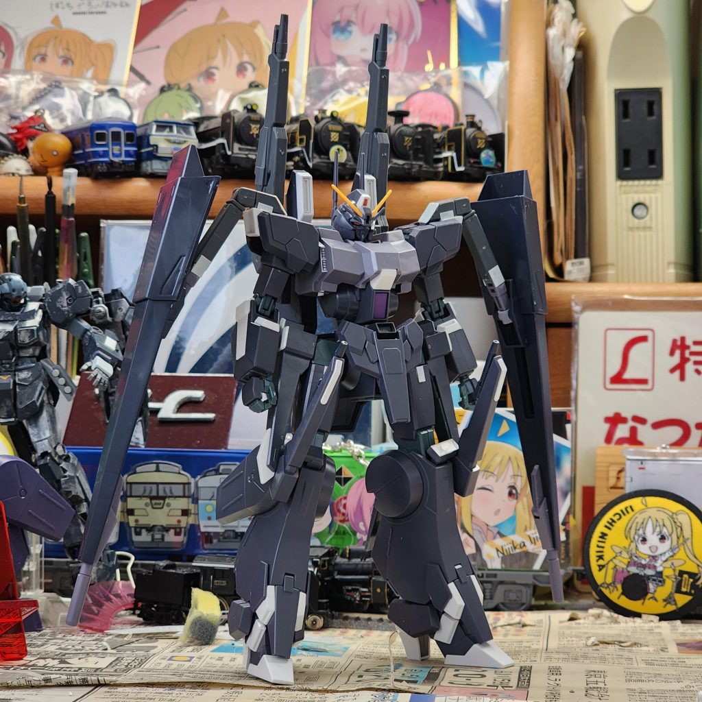 まずはシルヴァバレト·サプレッサーベースの機体ギャプランのバインダーやビームキャノンなどを追加した高火力仕様の機体です。あとは色を塗るだけというところまできたのですが,塗装に迷って進んでいません…