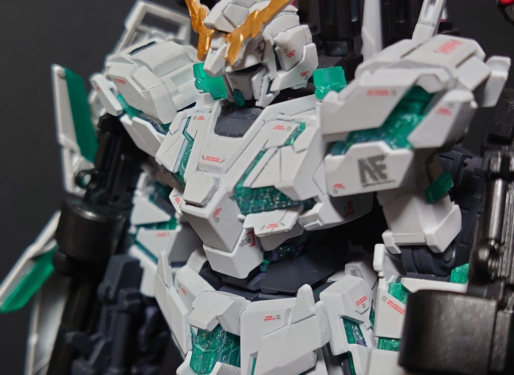 HJ誌の作例を参考に100均のラメをクリアー塗料に混ぜて筆塗りしました。ラメ塗装の前の下地には、100均のネイル用の虹色に偏光するパウダーをこれまたクリアー塗料に混ぜたものを筆塗りしました。写真だと上手く写らない。スマホ撮影の限界か、そもそも腕が足りないのか(笑)