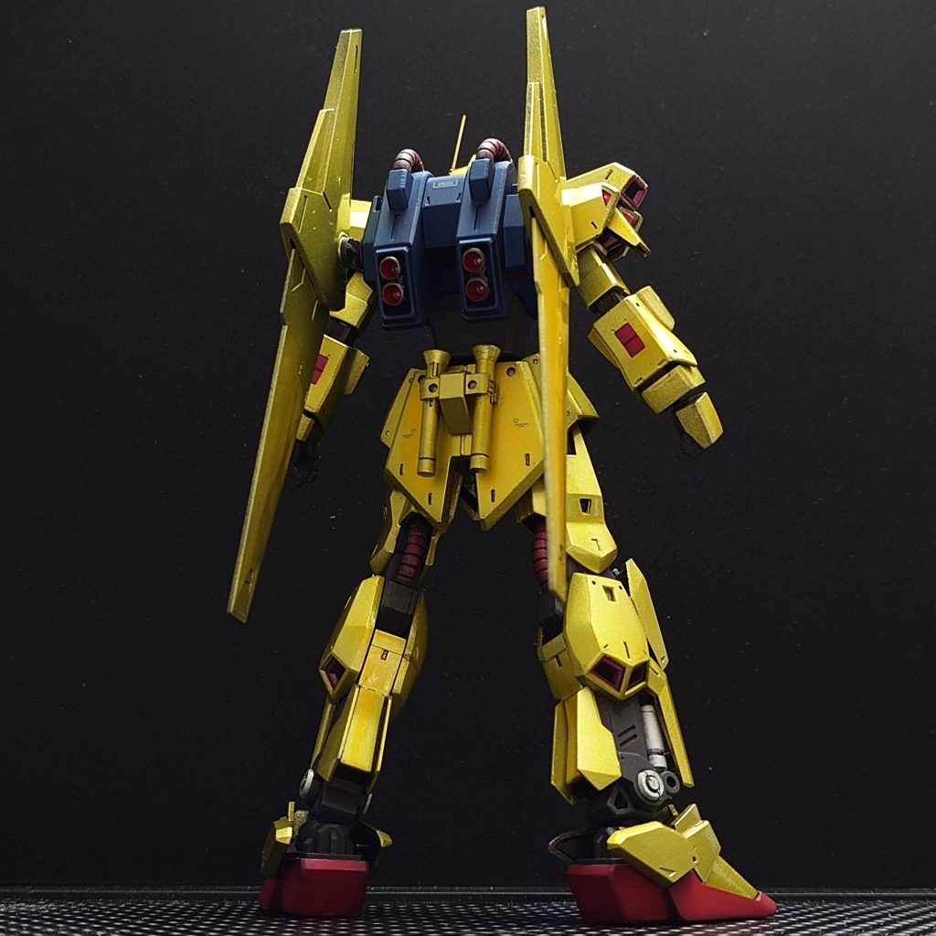 後ろ姿。シルバーの上からクリアーイエローで金色っぽく。水性塗料ですがちゃんと金っぽくなりました。もう少し濃い黄色で仕上げてもよかったかもしれません。  