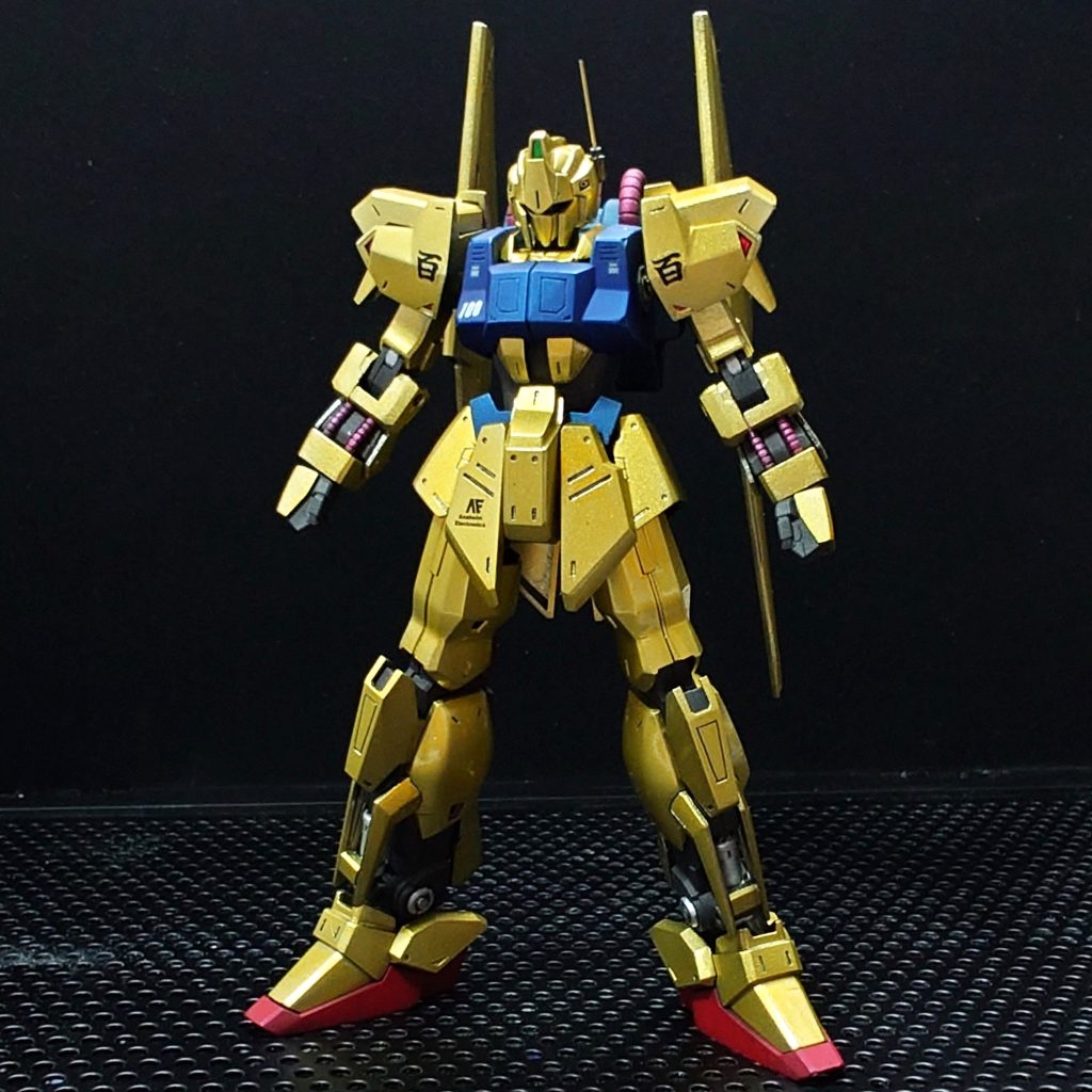 前からのショット。アンテナを真鍮に変更、所々にスジボリ追加。すねのシリンダーは忘れずに塗分け(筆塗り)。”百”の字は手書きしてみたかったのですが．．．びびった結果、付属のシールで。  