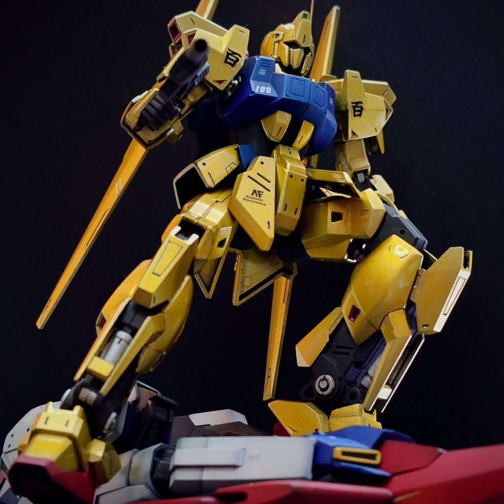 下からのショット。可動範囲も結構広いので、ポージングも楽しめるキットですね。  