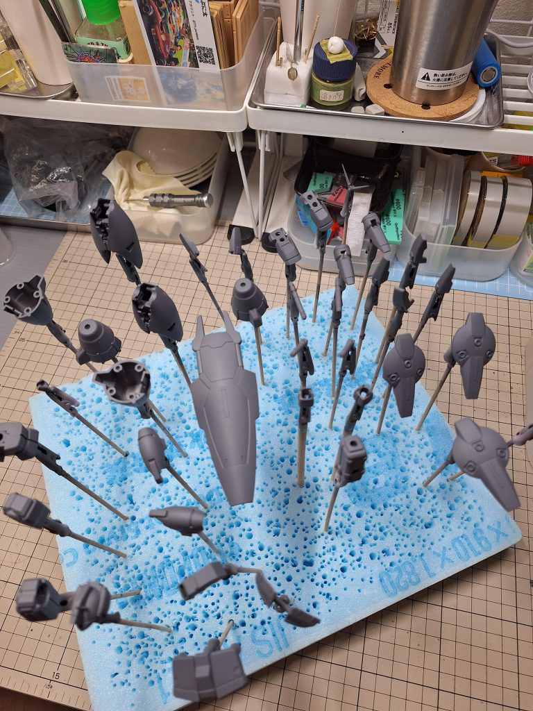 最近の製作はメカサフ下地を基本としています。白色が多い場合は特にです。何となく色が濁る気がするんですよね～。('_')　気分的なものでしょうが、、、大事です。