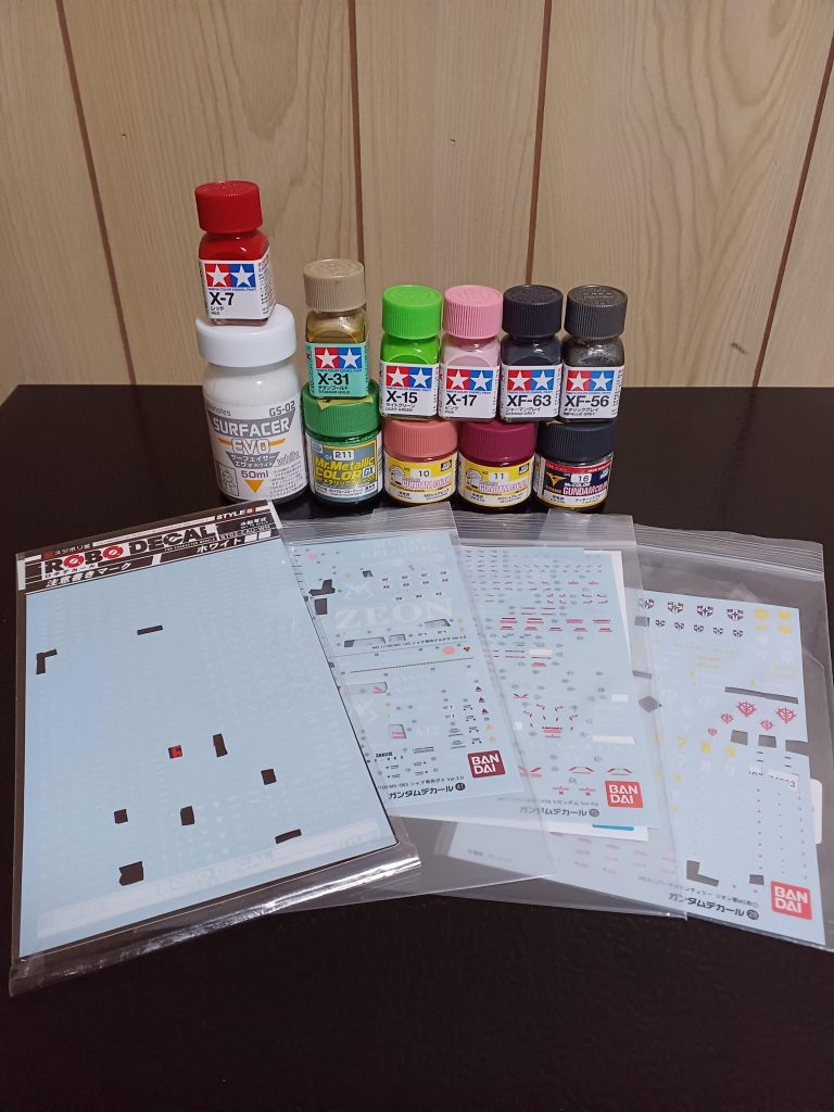 塗料とデカールです。当たり前ですけど、シャアカラー塗料を使ったのでシャアザクになりますね(笑) 