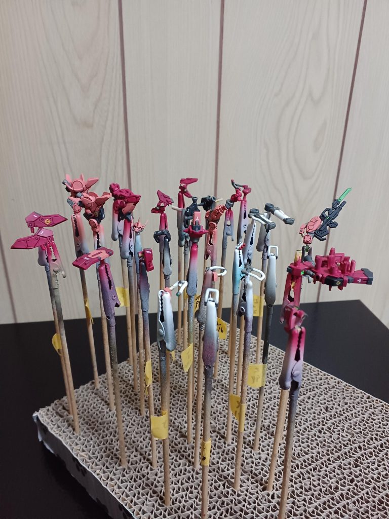 組み立て前です～(gundam-kao6)