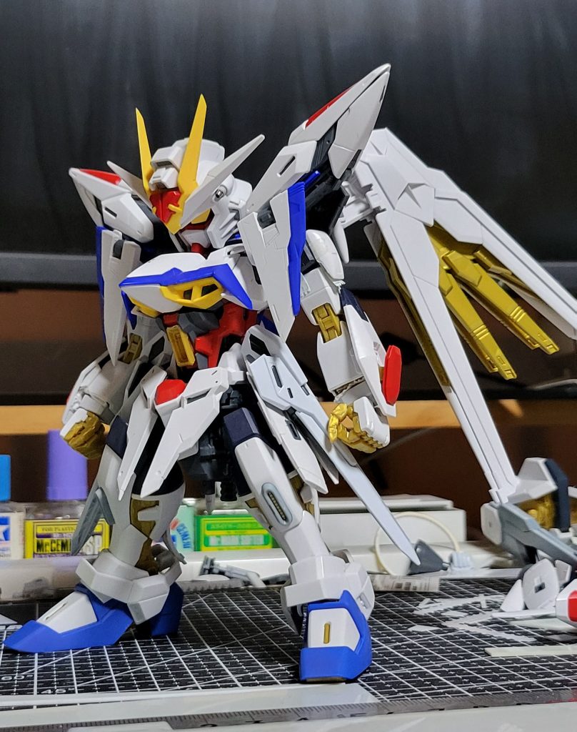 制作中はこんな感じです。MGのため規格が合わないパーツだらけでホント苦労させられましたが、そのぶん理想の体型に仕上がった時はテンション上がりましたね!作りたいMGSDができたらまたこの苦行を楽しみたいと思います。閲覧ありがとうございました!!