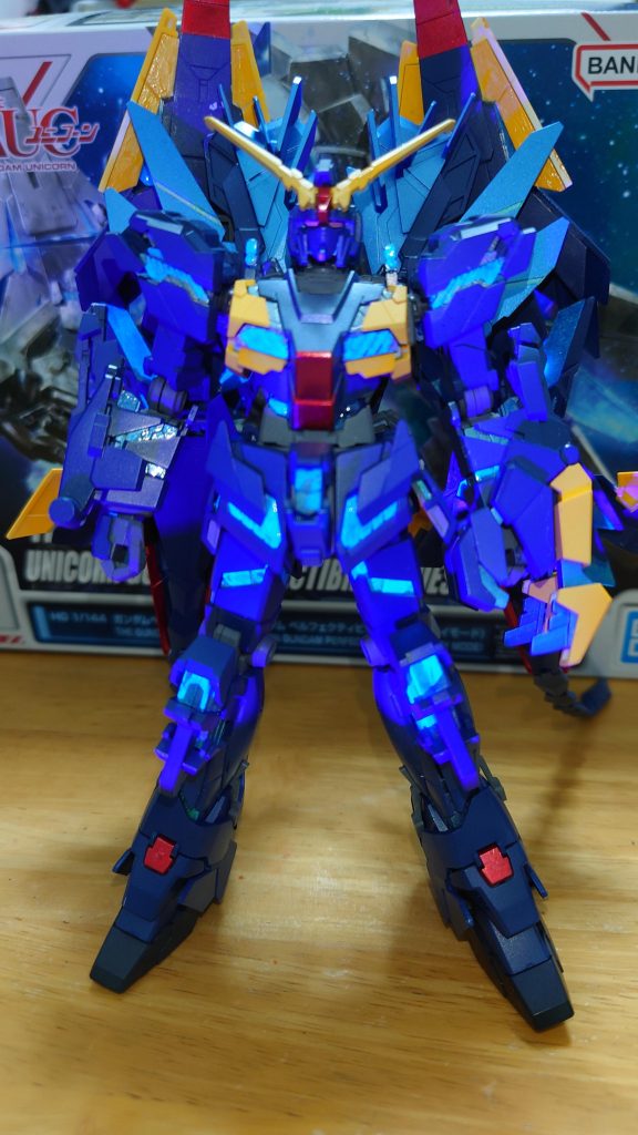 サイコフレームは蛍光塗料で塗ってみました薄めず筆で塗ったのでムラが激しいですあとブラックライトって当て方が難しいですね