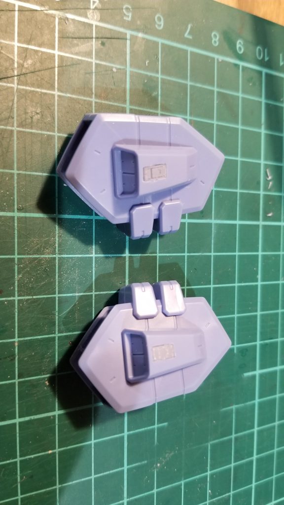 スタビライザーの基部横のマイナスモールドを自作レジンパーツで置き換えました。ウェポンラックのイメージです。