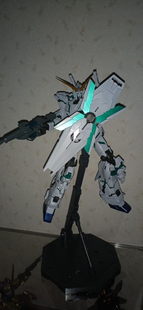 塗装レシピフレーム:黒サフ、ブライトシルバー、EXホワイトとクリアホワイトを7:3で混ぜたものアンテナ:スターブライトゴールドサイコフレーム:GXメタリックグリーン 