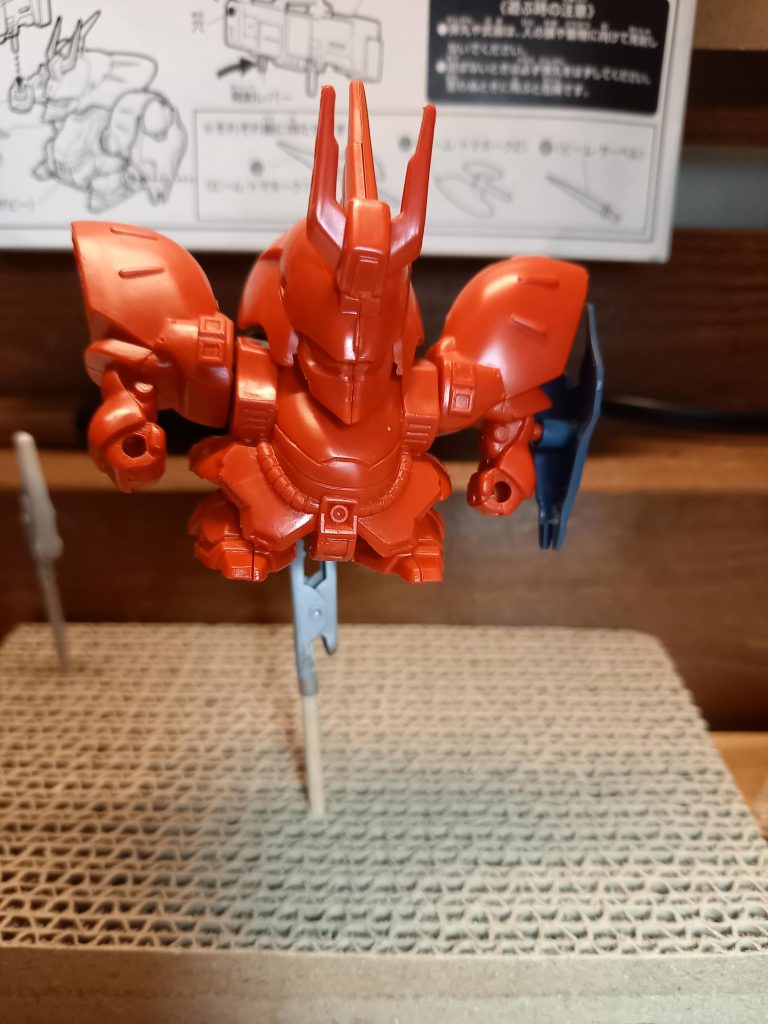 SDは色分けがほとんどないので組み立てただけではまだまだカッコ良くない！まだまだ塗装の順番に悩みながらの作業です