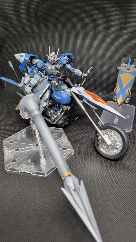 ｢P-ドラゴンランス｣騎兵形態時のメインウェポン、シンプルな突撃槍だが先端が射出可能でランスチャージを躱されてもすれ違いざまに背後へ即座に攻撃できる射出後はメイスとしても使える、でも剣で戦いたいから使わない