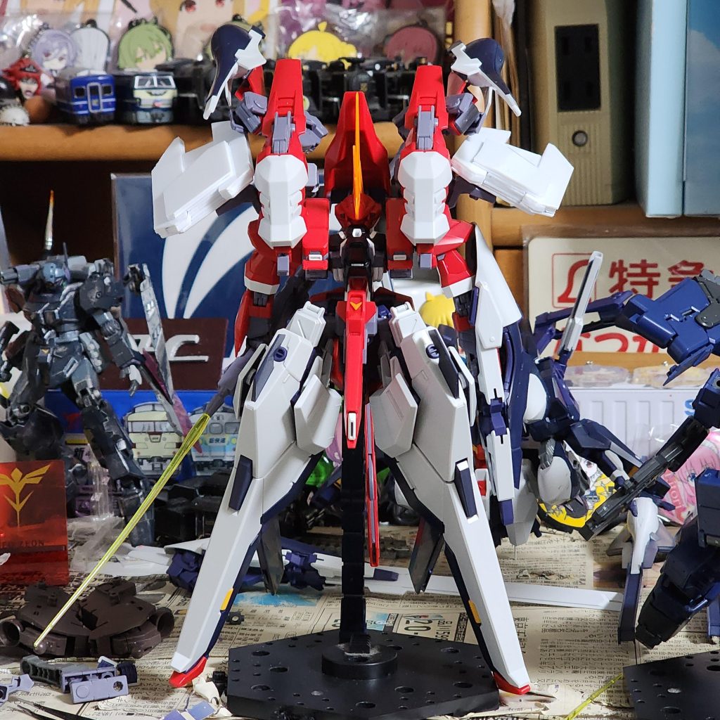 続いてバーザムⅡベースの機体とりあえずバーベインⅡ·ラーと呼んでいます。こちらも塗装するだけですが,ゴツすぎて手を出せていない&前に作ったやつらがたまってるということで寝かしてる状態です。