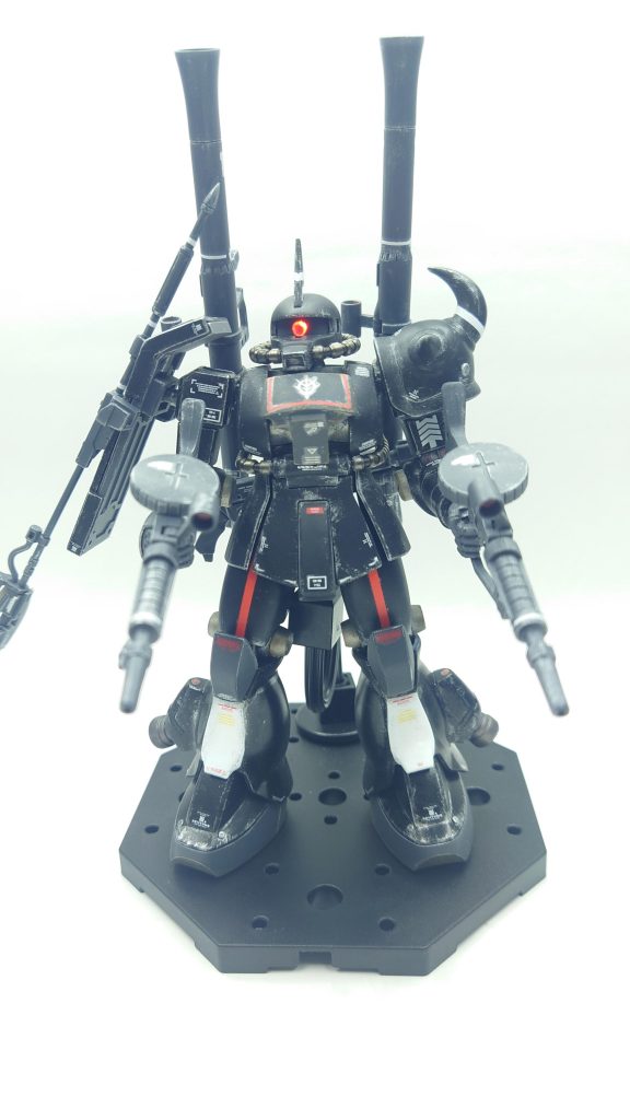 ザク・マシンガン二丁持ち！特に理由はなく、システムウェポン006に入ってるラックが二丁マウント出来るので、じゃあ2つ用意しようか！ってなっただけです。