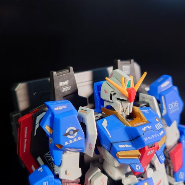 制作中のチェックにと撮影成形色＋一部筆塗り＆ガンダムマーカー塗装＋つや消しまで完了写真とってみると改めてよく分かる、、、塗装ハゲ、デカール剥がれが数か所確認。現在、武装のカラーリングに悩み中最終、ウェザリング仕上げまで。皆さん、おっしゃるようにこの機体を変形させるにはかなりこすれるので各種ハゲが怖いところ。 （3枚目）