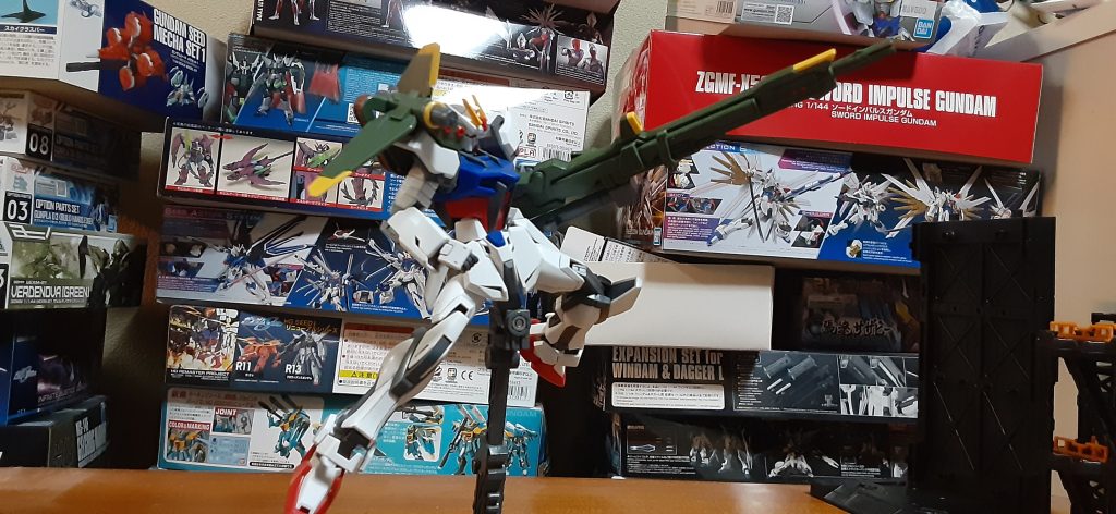 デュエルにやられそうになってギリギリでランチャーパック装備して爆煙から出てきた時のイメージ