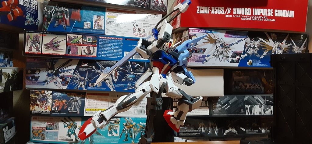 シュベルトゲベールの抜刀凄いバッチリ。肩アーマーですが、合わせ目消すと脱着できなくなるので段落ちモールドにしてます、これどうにかならなかったかな…