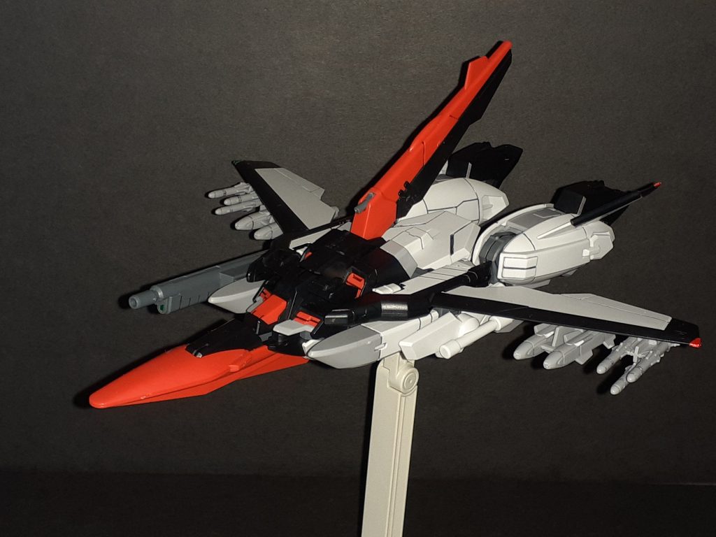 差し替えなので十分まとまっている変形。ただ大型のミサイル?みたいなものはどっから生えてきたのか謎