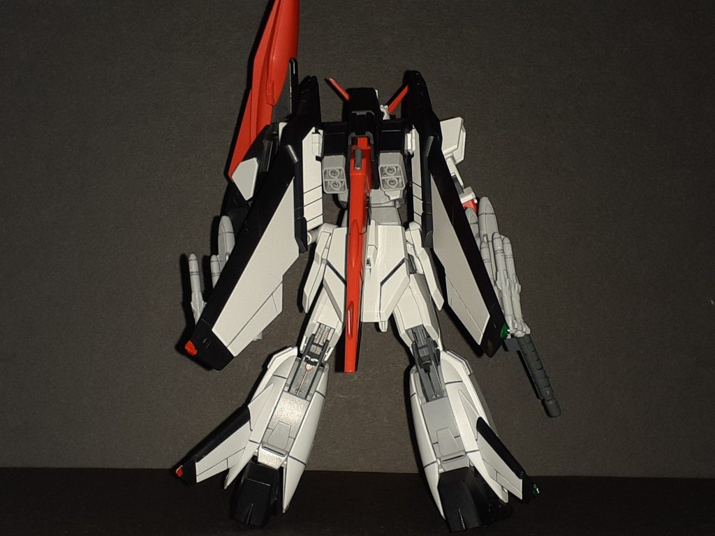 翼とミサイル先端以外はほぼ色分けできてるのはさすが最新キット