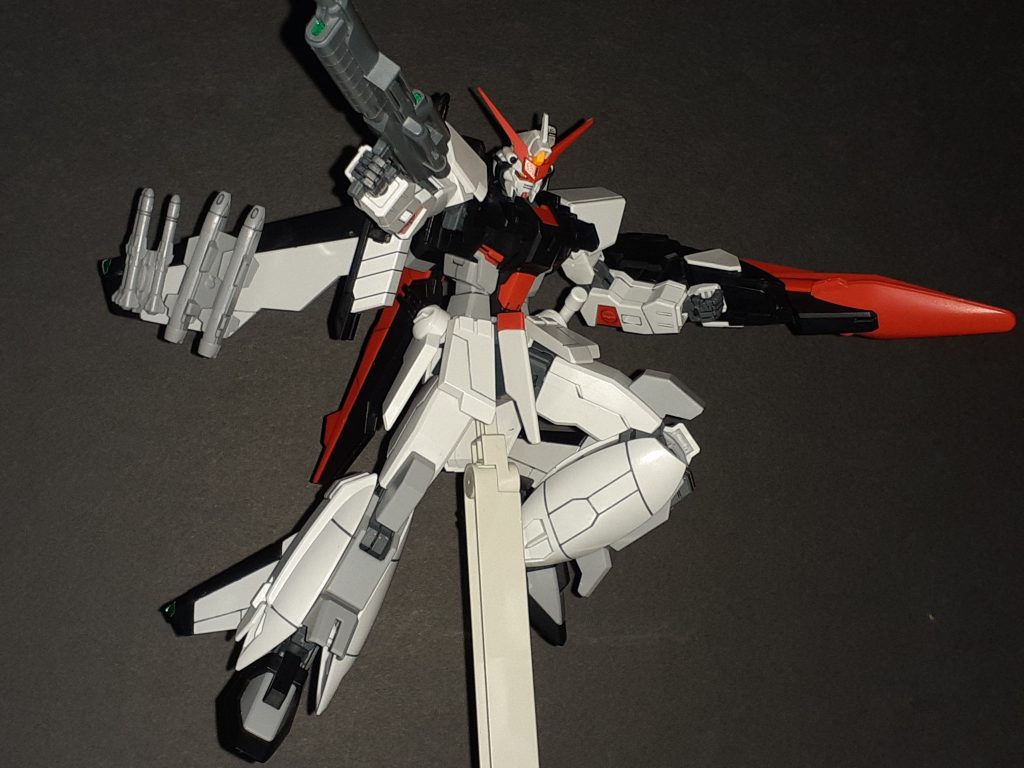 差し替え変形なので可動は十分。ただ腰とリアアーマーがぶつかる印象があるかな