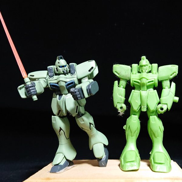 Ｖガンダム放送当時にガシャポンで発売された塩ビ製フィギュアを改修したものです。当時、シリコンゴムで型取りをしてレジンキャストで複製する事に嵌まって色々と挑戦する中でやってみたものです。レジンキャストで全体を複製してから、各パーツを切り出し、整えてから固定ポーズで完成・・・としたのですが、長い時間の経過でバラバラになってしまったまま放置。遠い県の実家にあると思い込んでいたのでリペアも不可と思っていたのですが、単身先から我が家に帰った時にロストマウンテンを発掘していたら出て来ましたwwと言っても延長した足首は亀裂が入ってるし、真ちゅう線を通さないと各パーツがくっつかないし、どんなポーズを取らせてたか覚えてないし、今なら同じようなサイズで可動も出来るガンイージが他にあるしで本気でリペアする気力もないのでとりあえず組立てただけです。元のガシャポン達も発掘したので一応アップ。当時物としては案外スタイルは悪くないけどリグ・コンティオなどの後半に登場したMSが発売されなかったのは残念ですね。（1枚目）