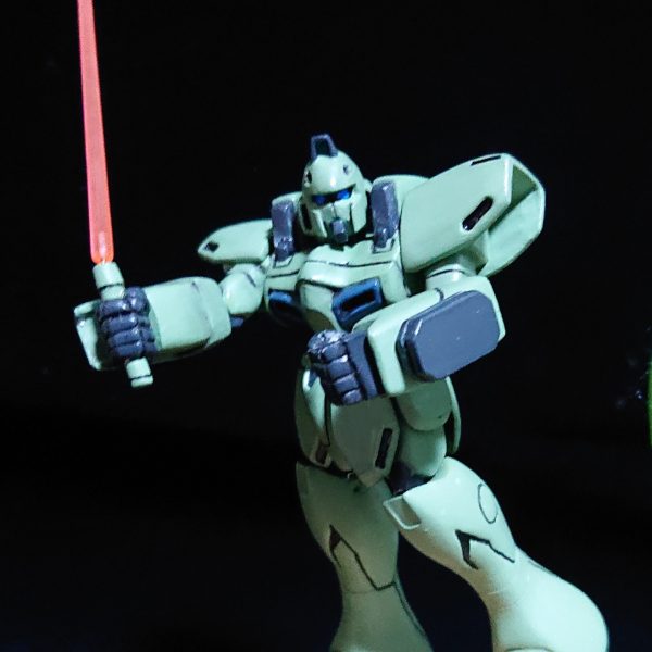 Ｖガンダム放送当時にガシャポンで発売された塩ビ製フィギュアを改修したものです。当時、シリコンゴムで型取りをしてレジンキャストで複製する事に嵌まって色々と挑戦する中でやってみたものです。レジンキャストで全体を複製してから、各パーツを切り出し、整えてから固定ポーズで完成・・・としたのですが、長い時間の経過でバラバラになってしまったまま放置。遠い県の実家にあると思い込んでいたのでリペアも不可と思っていたのですが、単身先から我が家に帰った時にロストマウンテンを発掘していたら出て来ましたwwと言っても延長した足首は亀裂が入ってるし、真ちゅう線を通さないと各パーツがくっつかないし、どんなポーズを取らせてたか覚えてないし、今なら同じようなサイズで可動も出来るガンイージが他にあるしで本気でリペアする気力もないのでとりあえず組立てただけです。元のガシャポン達も発掘したので一応アップ。当時物としては案外スタイルは悪くないけどリグ・コンティオなどの後半に登場したMSが発売されなかったのは残念ですね。（2枚目）