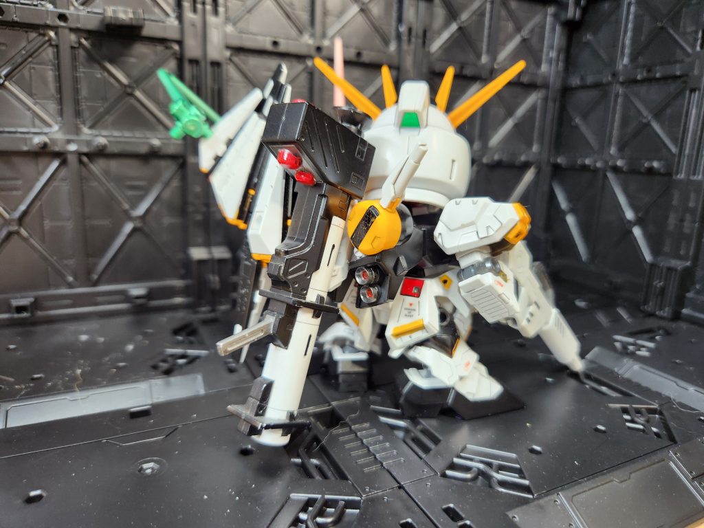 背面はこんな感じです。パーツ数増えたとはいえSDは塗り分けが大変ですね。