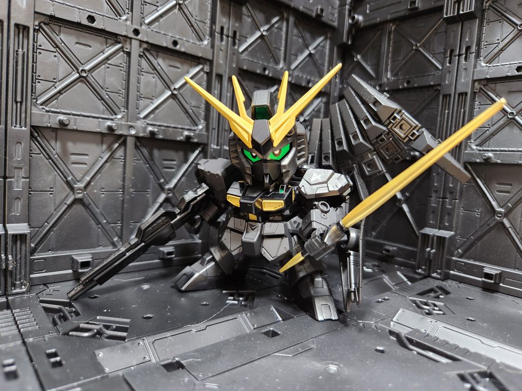 エコプラのも買ってみて、意外と黒も綺麗だなと思い簡単にパーツ塗り分けだけしました。ツヤ有り黒と艶消し黒、あとゴールドだけのシンプル塗装。