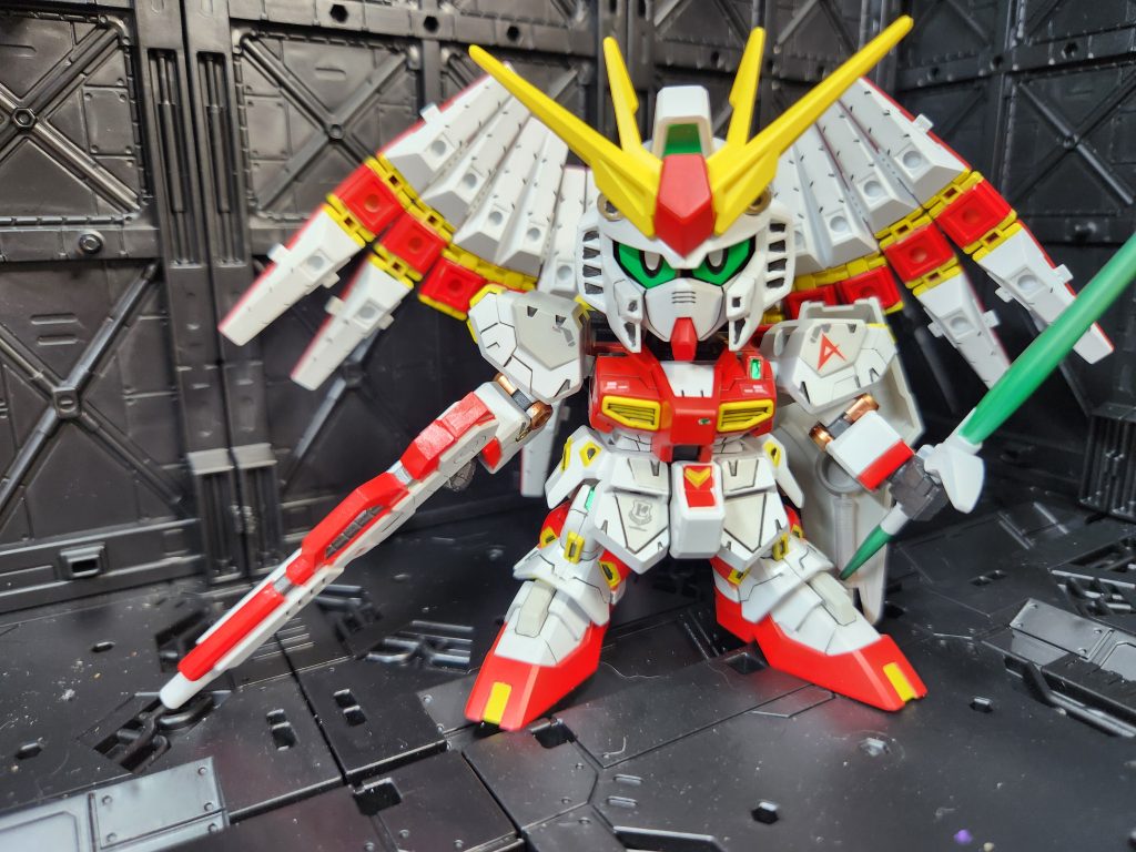 余ったもう１体でダブルフィンファンネルにしてみました。向こうが青ならこっちは赤かなと。違いを出すために角等をオレンジではなく黄色にしたり、関節をカッパーにしてみました。