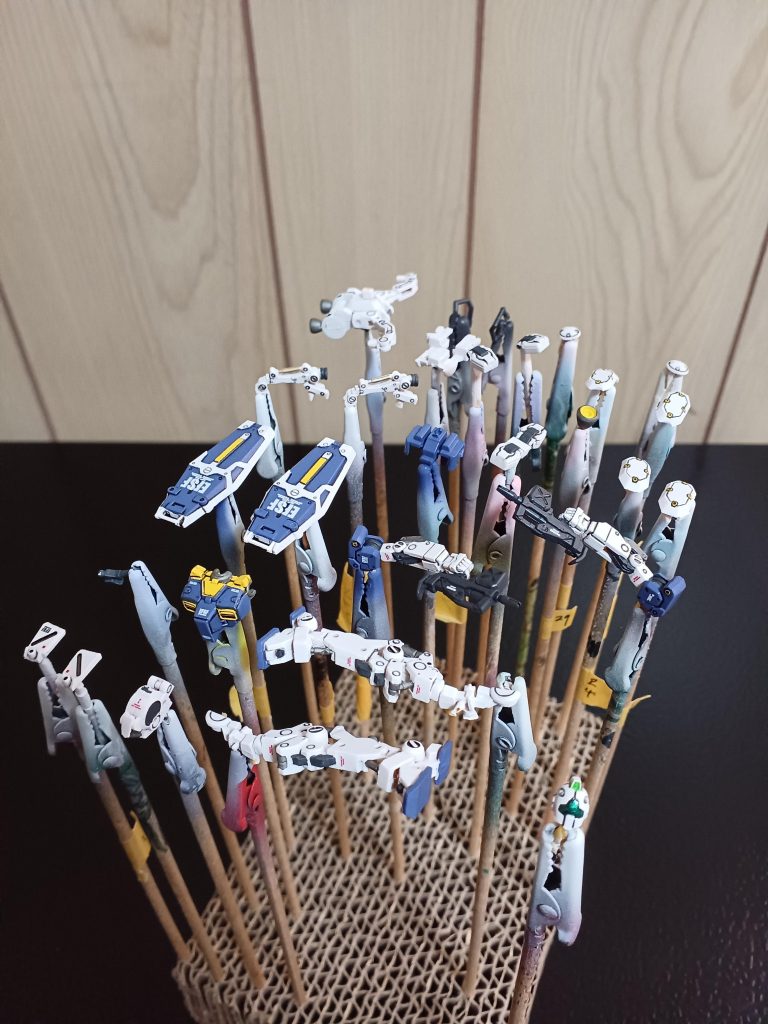 仕上げ前の状態です。つや消し吹く時は結構ルンルンです(笑)しかし、一変して組み立ては実は、神経使うんですよね~。噛み合わせ悪いとはまりにくいし、無理にやると破損させちゃうし(gundam-kao5)今回、制作にあたり皆さんの作品を巡回してリサーチしてたのですが、コメ欄でジムの足パーツの破損について語ってらっしゃる方々もいてより一層、警戒しながら制作しました。自分は大丈夫でしたが、こりゃ折れるわ!と思いました。構造上、少し難ありですかね。先人たちに感謝!(gandam-hand2)