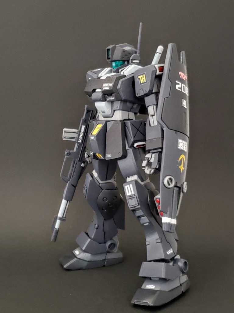 そして全塗装して仕上がったのがコチラ👆️✨RGM-79NMジム・ナイトメアです🦇✨カラーリングは特務部隊仕様のイメージで全身漆黒✴️黒色⬛部分はクレオスさんのミッドナイトブルーとファントムグレーの2色❗灰色◻️部分はグレー308 FS36375、関節部はミディアムグレー✨当然いつもの筆塗り🖌️💦仕上げは水性つや消しプレミアムトップコートです😌☘️