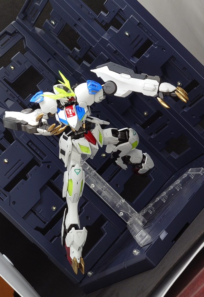 アクションポーズ１。クリアパーツは裏にホワイトを塗って明るくなるようにしています。装甲の裏側も焼鉄色で塗りました。