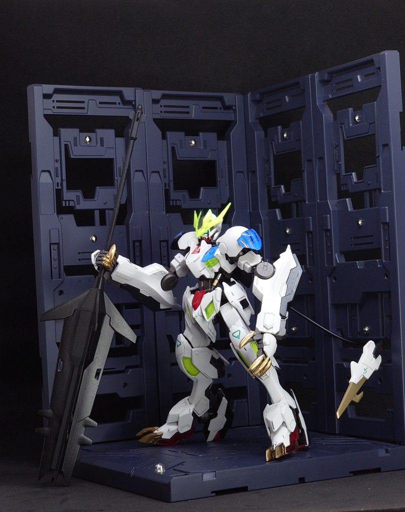 全体像です。工作としてはアンテナや武器類を中心にシャープ化→塗装→つや消し（クリアパーツは光沢）です。シールは目だけ使用してあとは塗り分けました。