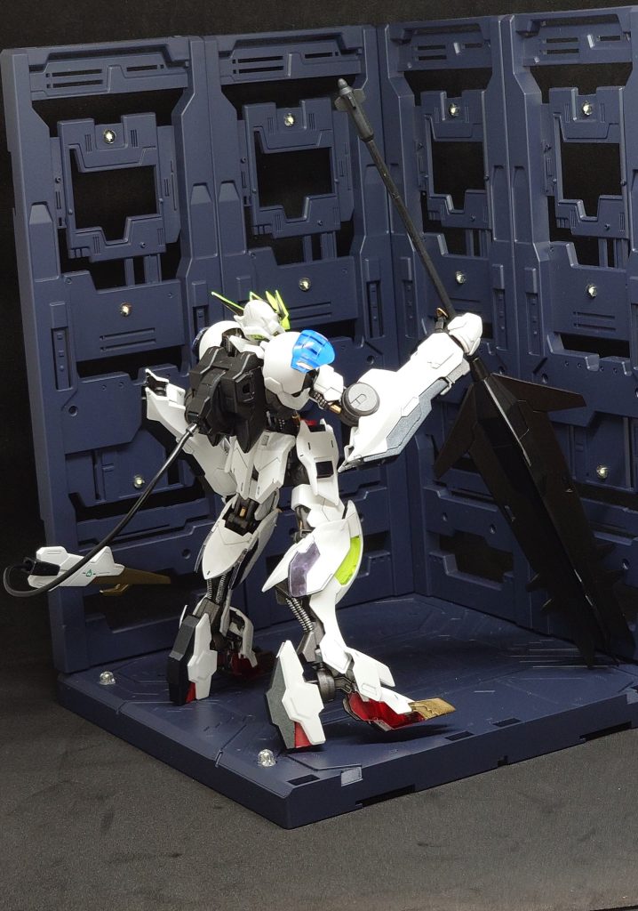 バックショットです。ブレードアンテナは裏側を白く塗り、それだと裏から見た時安っぽくなるのでさらに焼鉄色で塗りました。