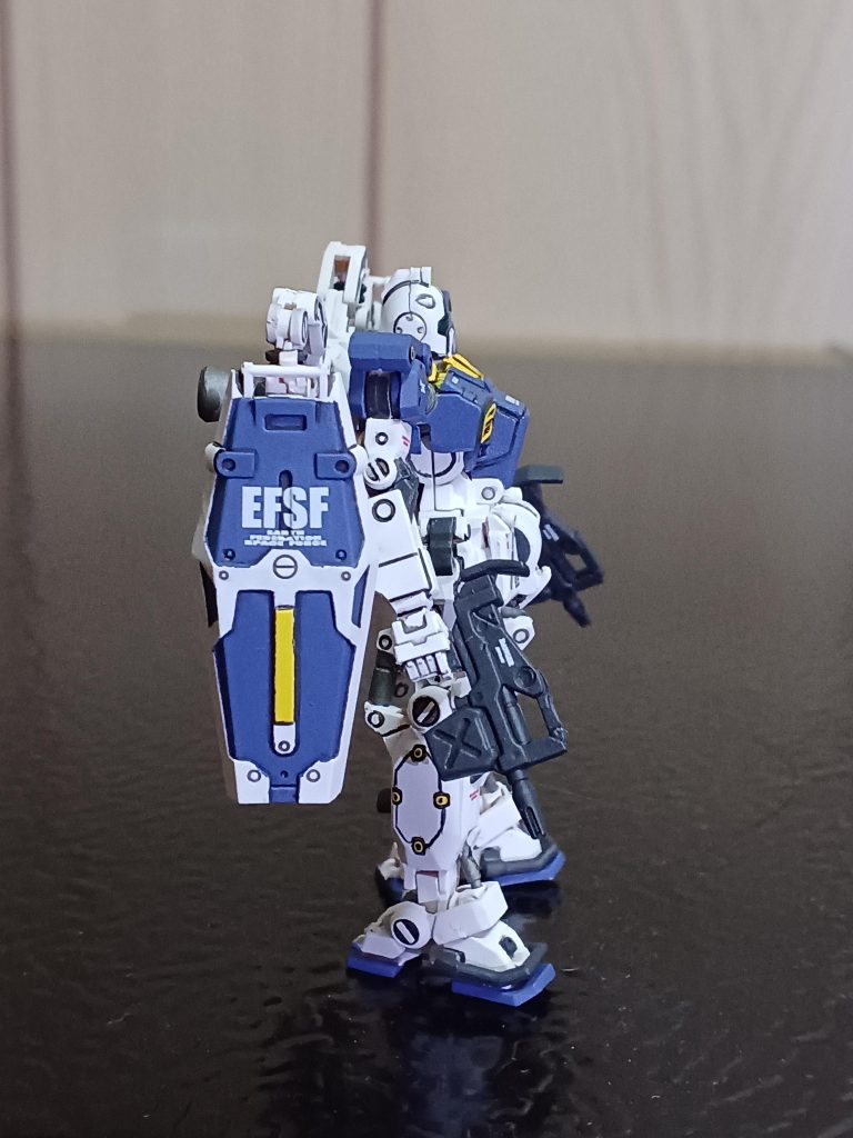 右サイドから。シールドの塗り分けは、マスキングで頑張って塗装しましたけど、複雑で手間取りました(gundam-kao5)