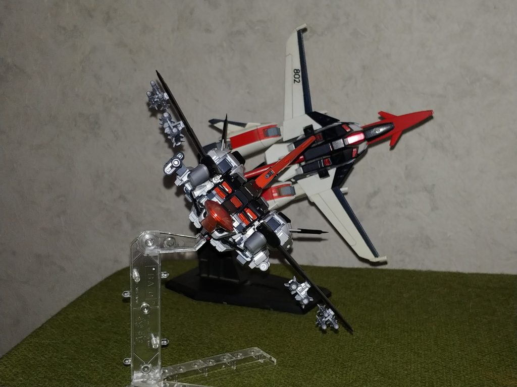 でも、飛行シルエットは初期型…そういや某バルキリーもこんなシルエットだった