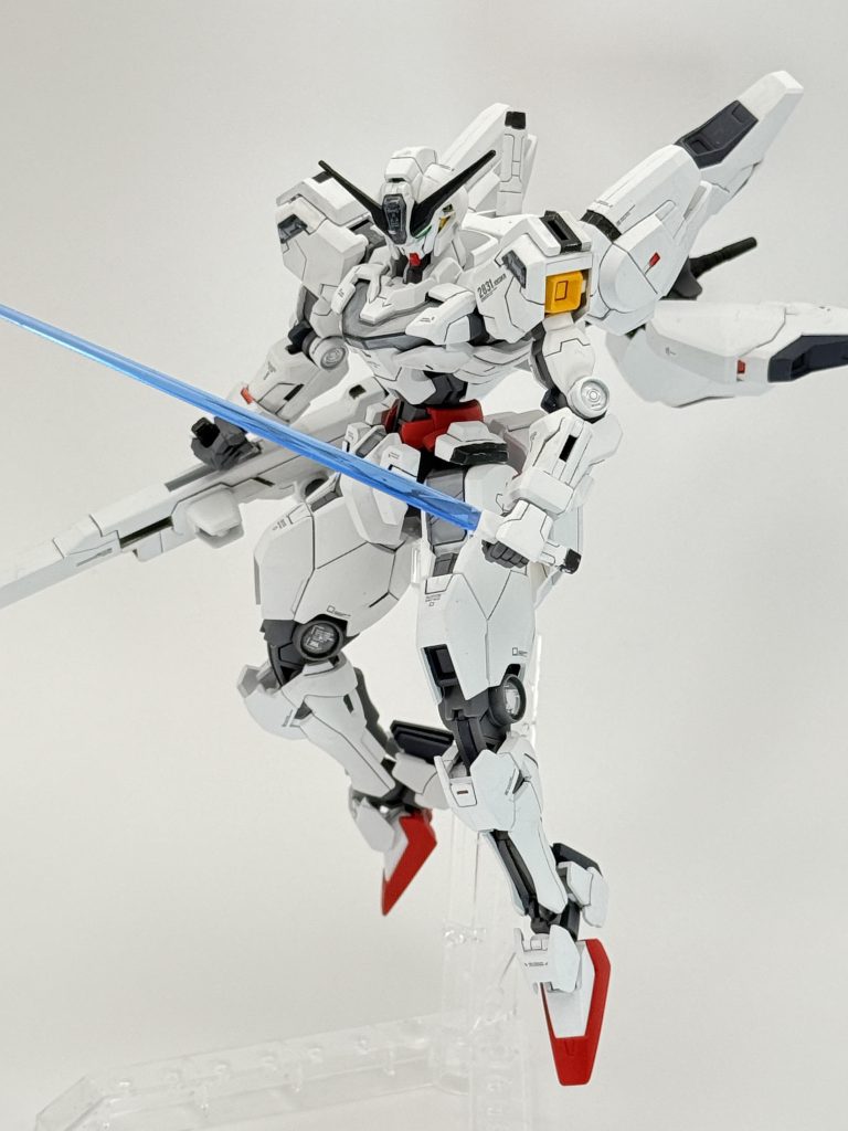 右手にバリアブルロッドライフル、左手にビームサーベルと違う武器を持たせるのが好きです。