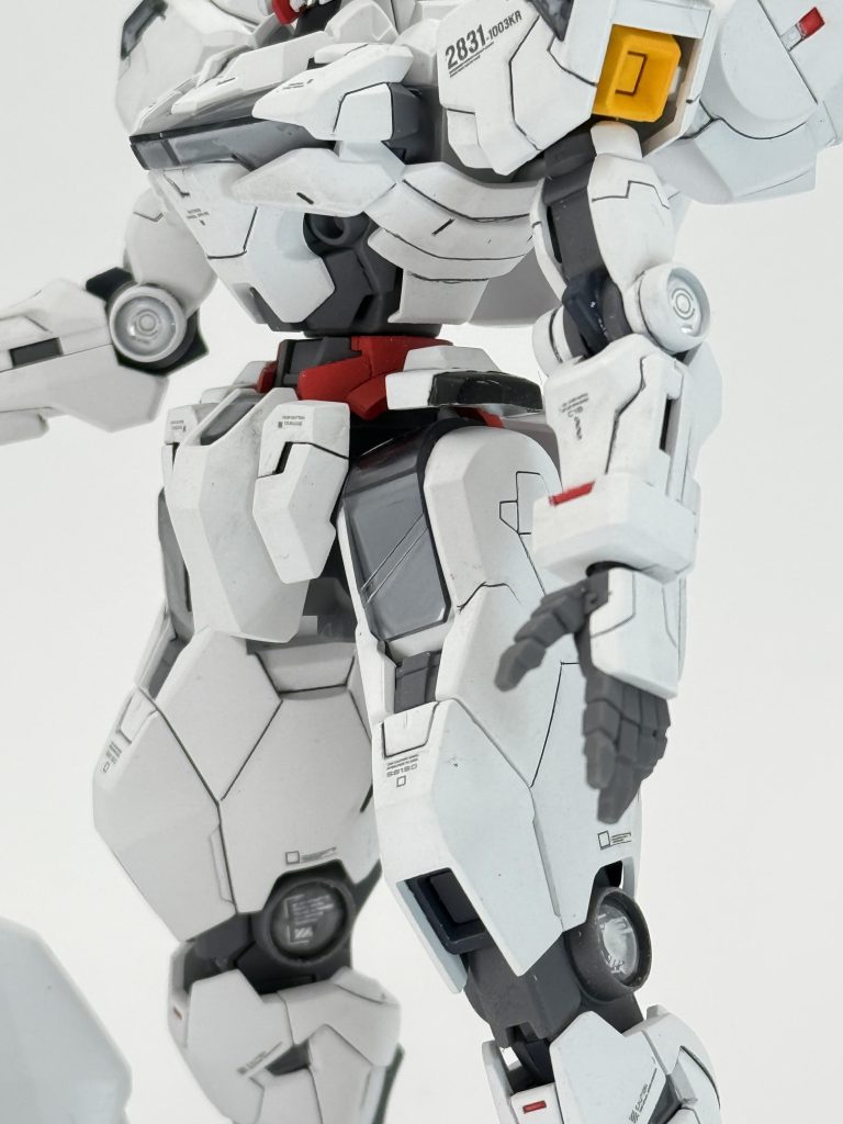 肘と膝はダブルオー系を真似てクリアレンズを付けられるように改修しました。