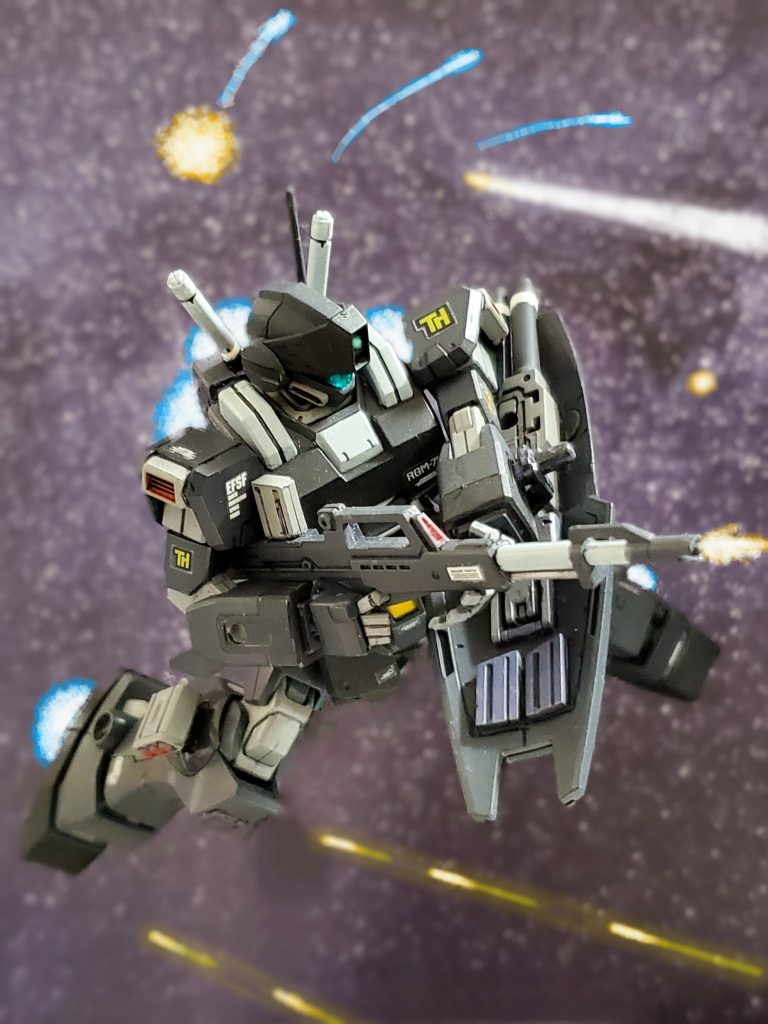 最も手強いザクとの1v1に臨むブラン中尉は主兵装の『タクティカルライフル』を連射してザクとの距離を詰める⚔️✨そしてザクと交戦しながらも、ジム小隊にターゲットであるグワジン級へ向かうよう指示を出す👉️✨『タクティカル ライフル』は速射性能と集弾率に優れた試作型実体弾ライフル💥後の0083年には改良が加えられジムライフルとして一部のMSに配備されるのである😔✨