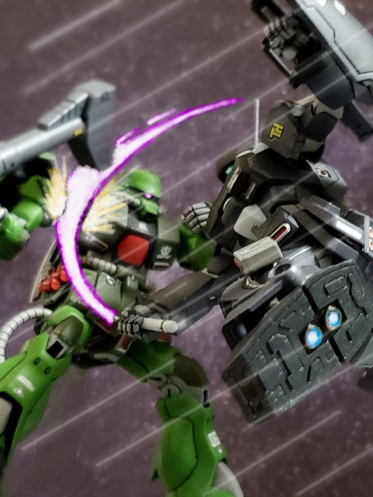 そしてザクの猛攻を抜けたブラン中尉はバーニア全開で間合いを詰め、渾身のビームサーベルを振り抜く~⚔️✨ナイトメアのビームサーベルはザクの右肩関節部に直撃‼️一気にザクの戦闘力を削り取る😆🎶そしてこの一撃はジオン部隊の士気をダウンさせるに十分なものであった…😔✨