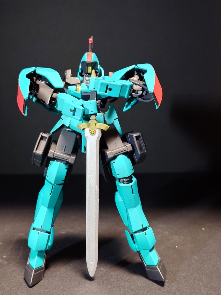 グレイズリッターは剣のデザインもありますが騎士ぽく見えるのでこの感じのポーズは似合いますね。でも肩をもう少し正面に向けたかったんですけど自分のやり方がへたくそなのかもしれませんが腕もギリギリでしたので諦めました(泣)