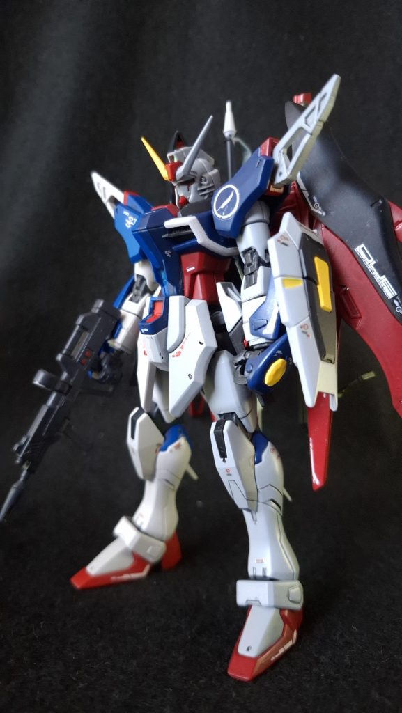 SpecⅡへの塗替えやゼウスシルエット付きが争奪戦になっているデスティニーガンダム。すっかり出遅れてしまった状況で、数年積んでたHGCE版を私なりに作るには？と考えた結果、「右半身はデスティニーガンダム、左半身は同SpecⅡ」、数奇な「運命」をたどったこのMSのイメージモデルとして製作しました。これならビームライフルを装備している理由付けにもなる。