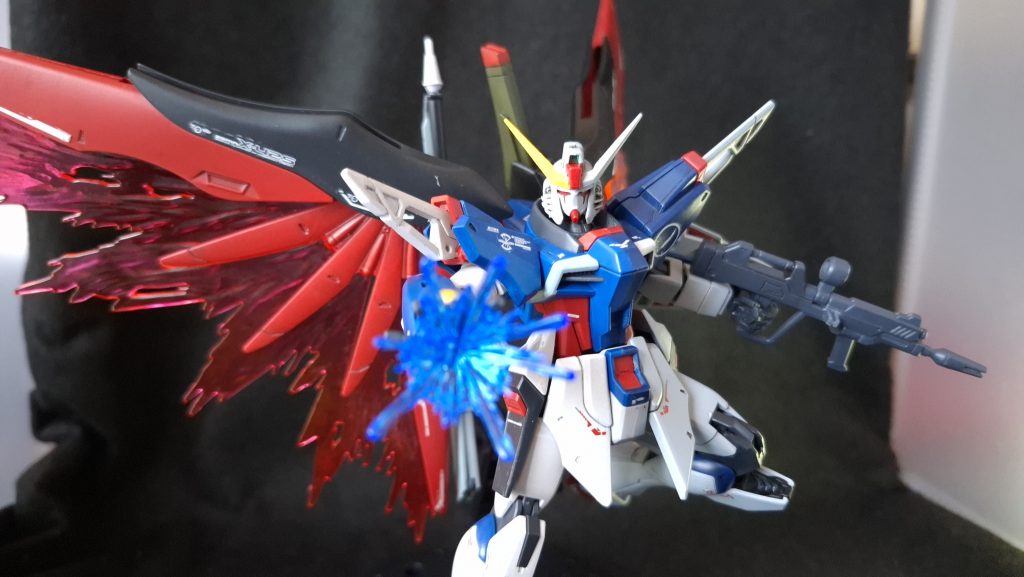 エフェクト用クリアパーツは無印は各種クリアカラーを吹き付け、SpecⅡはホログラフィック系ガンダムマーカーで手塗りしました。1個しかパーツの無いパルマフィオキーナはどうするか悩みましたが、右手に付ける場合の方が多いだろうと無印側の塗装にしています。デカールはRG版デスティニーのものを流用していますが、装甲の解釈が結構違っていて思ったほどそのままは貼れませんでした。