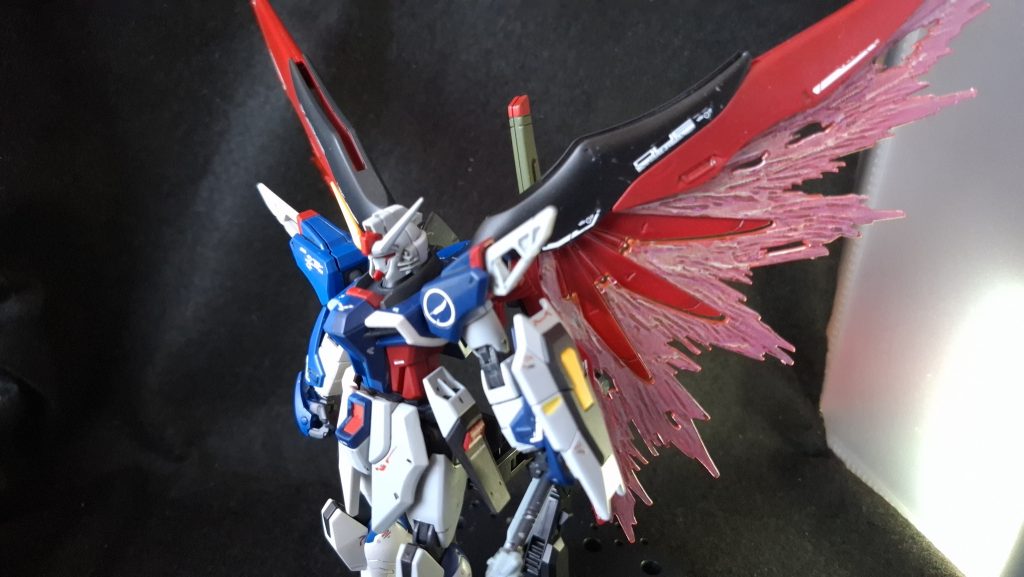 左右間違えて塗装していないかヒヤヒヤしましたが、マスキングで隠れて塗り直しはあったものの大きな間違いはせずに組み立てまで持っていけました。中央でのブルーの塗り分けなど技術は追いついていませんが、やりたいことはやれたんじゃないかと思います。